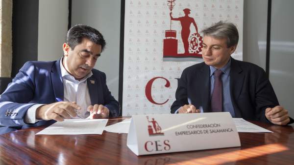 Vicente Martín Galeano (i) firma la adhesión al manifiesto en presencia de Polic Vicente Martín Galeano (i) firma la adhesión al manifiesto en presencia de Polic
