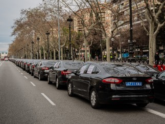 Conductores de VTC concentrados en la avenida Diagonal de Barcelona