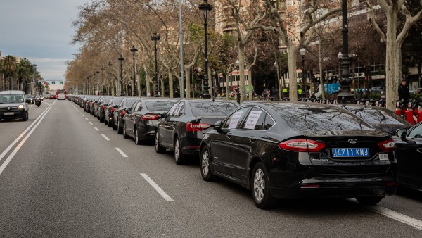 Conductores de VTC concentrados en la avenida Diagonal de Barcelona Conductores de VTC concentrados en la avenida Diagonal de Barcelona