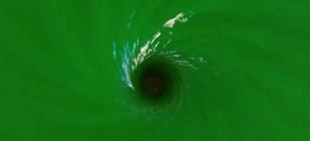 Científicos logran simular un agujero negro en un tanque de agua Científicos logran simular un agujero negro en un tanque de agua