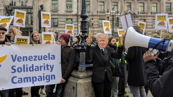 Manifestantes piden al Banco de Inglaterra que entregue a Venezuela su oro
Manifestantes piden al Banco de Inglaterra que entregue a Venezuela su oro
