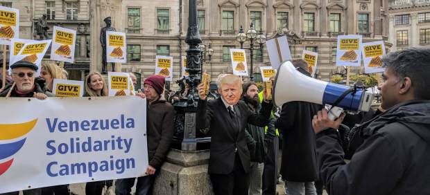Manifestantes piden al Banco de Inglaterra que entregue a Venezuela su oro  