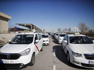 Referéndum de taxistas en el aeropuerto Adolfo Suárez Madrid-Barajas para decidi