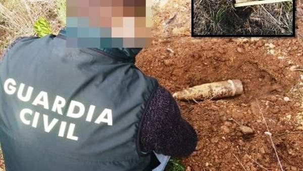 Un agente de la Guardia Civil junto a un proyectil localizado en Bellaguarda (Ll Un agente de la Guardia Civil junto a un proyectil localizado en Bellaguarda (Ll
