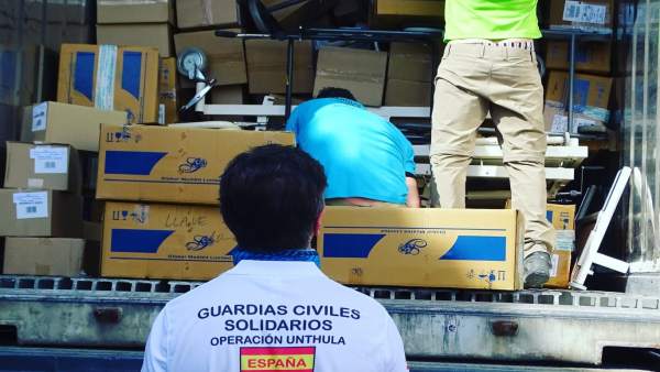 Guardias Civiles Solidarios cargan los contenedores con ayuda humanitaria para H Guardias Civiles Solidarios cargan los contenedores con ayuda humanitaria para H