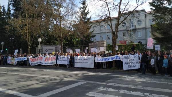 Profesionales de Atención Primaria se manifiestan en Vitoria para denunciar la ' Profesionales de Atención Primaria se manifiestan en Vitoria para denunciar la '