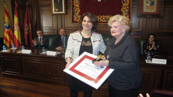 Entrega del reconocimiento a Salomé Entrega del reconocimiento a Salomé