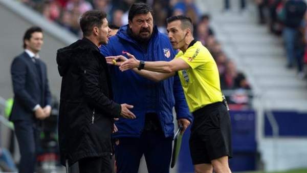 Simeone protesta una decisión en el Atlético vs. Real Madrid. Simeone protesta una decisión en el Atlético vs. Real Madrid.