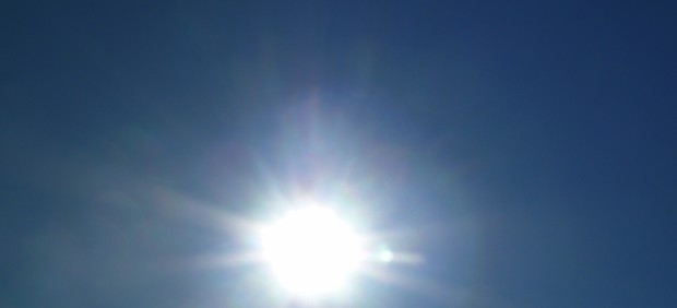 Cielo despejado con el sol brillando