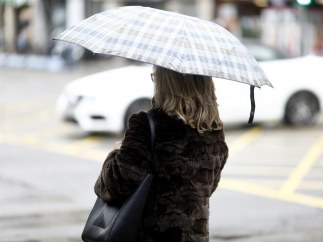 Mujer con paraguas