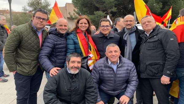 Miembros de Ciudadanos de Castilla y León en la manifestación 'Por España, ¡Elec Miembros de Ciudadanos de Castilla y León en la manifestación 'Por España, ¡Elec