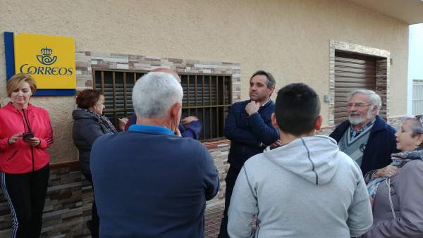 Juanjo Segura (PP) con los vecinos de Cabo de Gata Juanjo Segura (PP) con los vecinos de Cabo de Gata