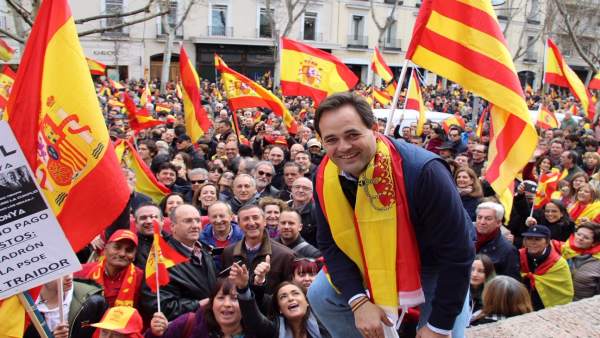 El presidente del PP de C-LM en la manifestación de Colón El presidente del PP de C-LM en la manifestación de Colón