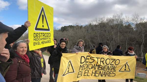 Concentración en Guadalajara contra la actuación del Ayuntamiento en el río Hena Concentración en Guadalajara contra la actuación del Ayuntamiento en el río Hena