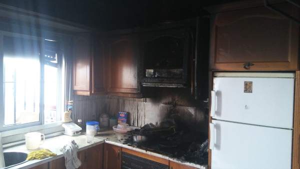 Cocina calcinada de una vivienda afectada por un incendio Cocina calcinada de una vivienda afectada por un incendio