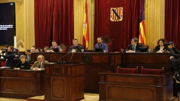 Los cinco miembros de la Mesa del Parlament, en el salón de plenos Los cinco miembros de la Mesa del Parlament, en el salón de plenos