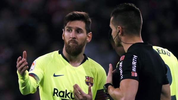 Messi y el árbitro Messi y el árbitro
