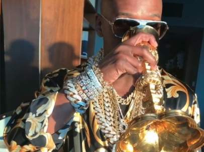 Floyd Mayweather vuelve a alardear de sus riquezas