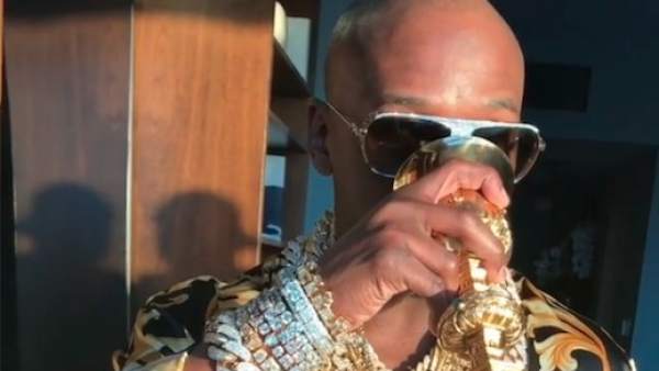 Floyd Mayweather vuelve a alardear de sus riquezas Floyd Mayweather vuelve a alardear de sus riquezas