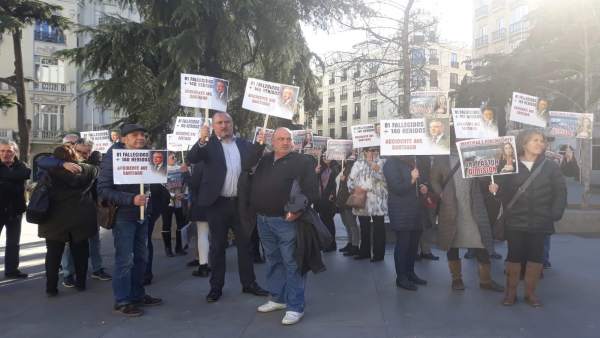Víctimas del accidente de Angrois frente al Congreso Víctimas del accidente de Angrois frente al Congreso