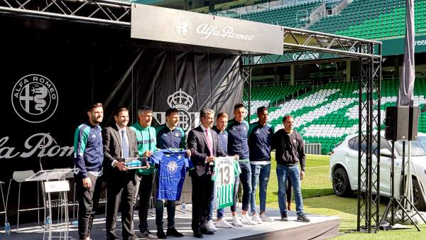 Alfa Romeo a los jugadores del Betis Alfa Romeo a los jugadores del Betis