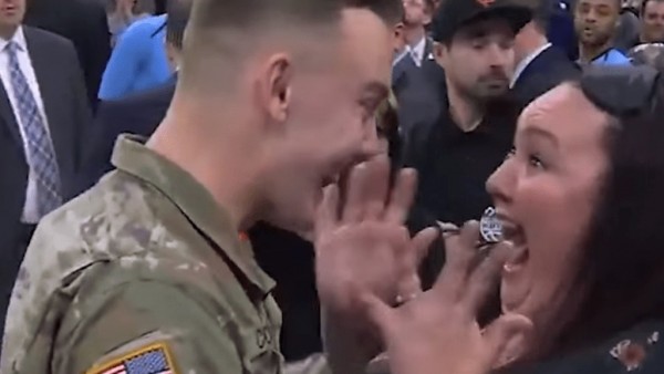 Un soldado se reencuentra con su madre Un soldado se reencuentra con su madre