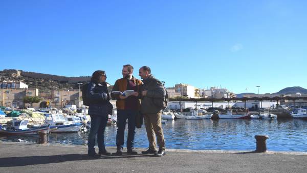 El autor de la tesis posa en un puerto pesquero El autor de la tesis posa en un puerto pesquero