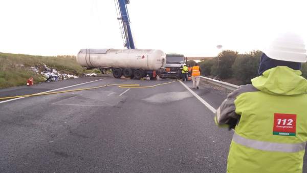 Camión accidentado en Bonares (Huelva) que ha provocado el corte de la A49 Camión accidentado en Bonares (Huelva) que ha provocado el corte de la A49