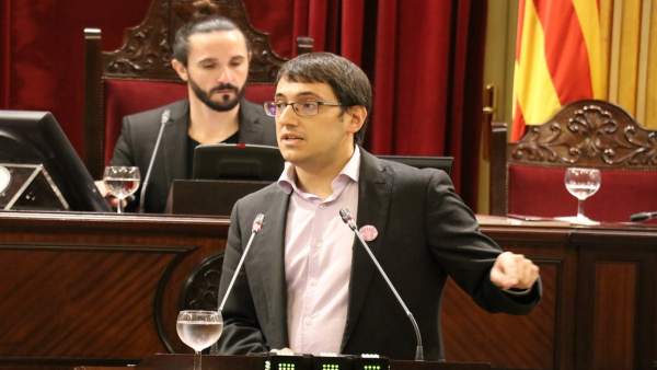 El conseller Iago Negueruela en el pleno del Parlament (imagen de archivo) El conseller Iago Negueruela en el pleno del Parlament (imagen de archivo)