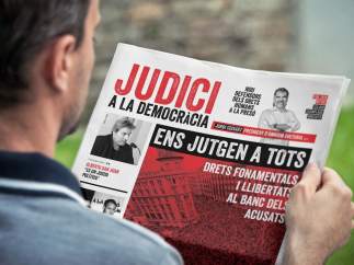 Omnium Cultural reparte 12.000 ejemplares de un diario por el inicio del juicio del 'procés'.