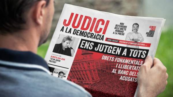 Omnium Cultural reparte 12.000 ejemplares de un diario por el inicio del juicio del 'procés'. Omnium Cultural reparte 12.000 ejemplares de un diario por el inicio del juicio del 'procés'.