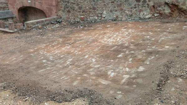 Descobreixen un antic empedrat durant les obres de remodelació de la Plaça de la Font a Vilafamés Descobreixen un antic empedrat durant les obres de remodelació de la Plaça de la Font a Vilafamés