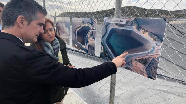 La arquitecta Mª Carmen Meseguer explica al consejero Miguel Ángel Del amor las La arquitecta Mª Carmen Meseguer explica al consejero Miguel Ángel Del amor las