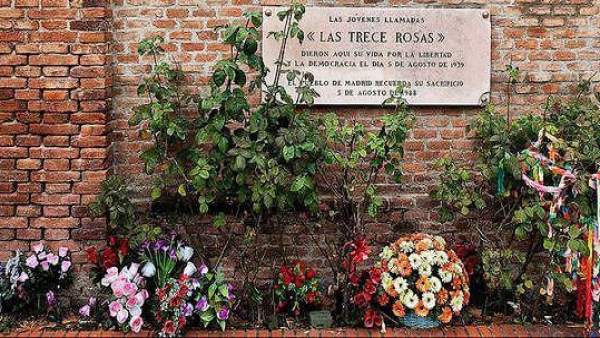 Placa homenaje a Las 13 Rosas Placa homenaje a Las 13 Rosas