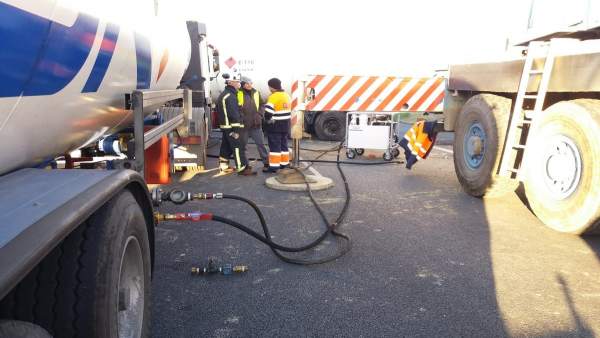 Un momento de las tareas por el accidente de un camión con gas propano en la A49 Un momento de las tareas por el accidente de un camión con gas propano en la A49