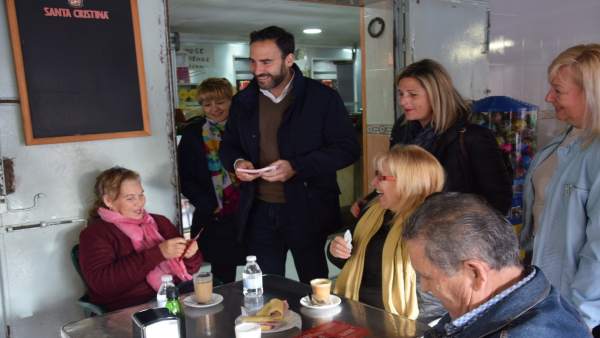 Daniel Pérez en un encuentro con vecinos Daniel Pérez en un encuentro con vecinos