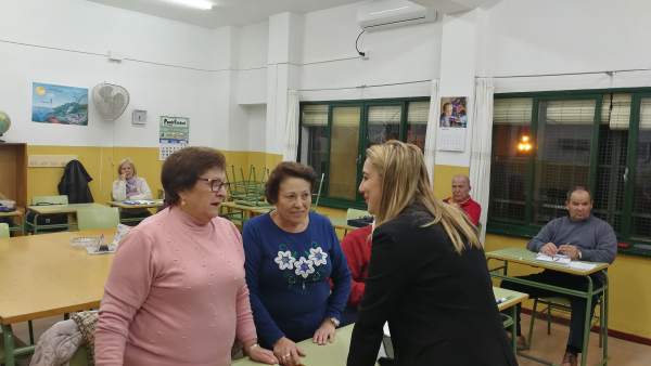 La alcaldesa, Ana Isable Jiménez, ha visitado las aulas para adultos. La alcaldesa, Ana Isable Jiménez, ha visitado las aulas para adultos.