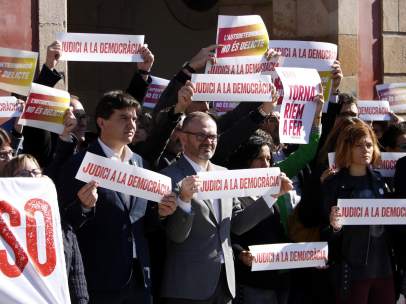 Diputados y trabajadores del Parlament participando del paro de las 12 horas contra el juicio del 1-O.