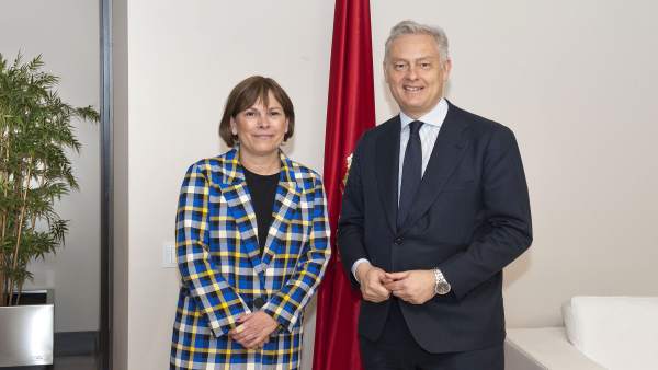 La presidenta navarra con el embajador británico. La presidenta navarra con el embajador británico.