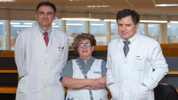 La enfermera Iosune Goicoechea y los doctores Ignacio Melero y José Luis Pérez-G La enfermera Iosune Goicoechea y los doctores Ignacio Melero y José Luis Pérez-G