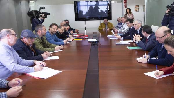 El conselleiro de Economía, Francisco Conde, con el comité de Cee-Dumbría El conselleiro de Economía, Francisco Conde, con el comité de Cee-Dumbría