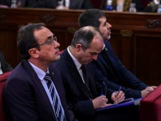 Josep Rull, Jordi Turull y Jordi Sànchez, durante la primera jornada del juicio del 'procés'.