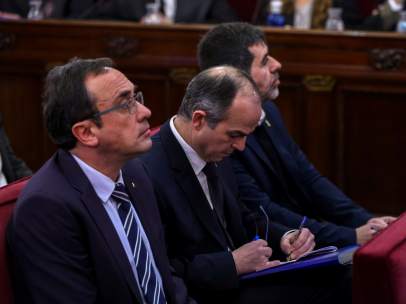 Josep Rull, Jordi Turull y Jordi Sànchez, durante la primera jornada del juicio del 'procés'.