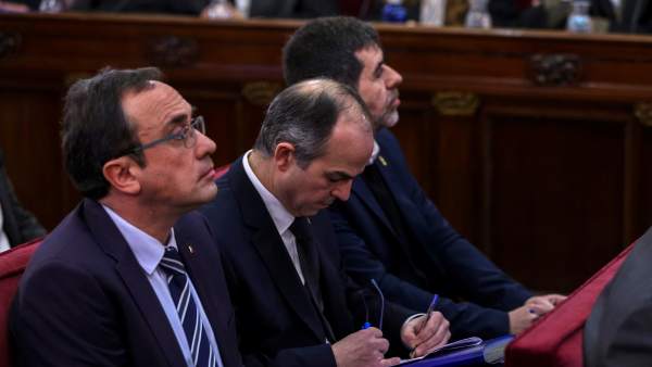 Josep Rull, Jordi Turull y Jordi Sànchez, durante la primera jornada del juicio del 'procés'. Josep Rull, Jordi Turull y Jordi Sànchez, durante la primera jornada del juicio del 'procés'.