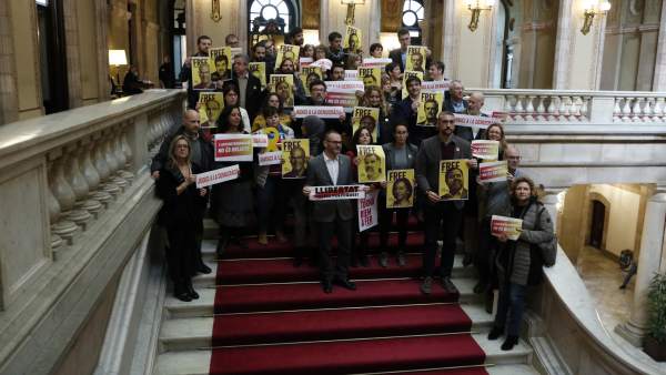Los diputados que han participado del paro de las 12 horas en las escaleras del Parlament. Los diputados que han participado del paro de las 12 horas en las escaleras del Parlament.