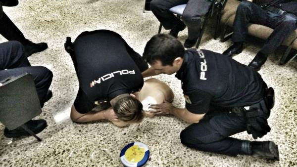 Agentes ensayan una maniobra cardio-pulmonar Agentes ensayan una maniobra cardio-pulmonar