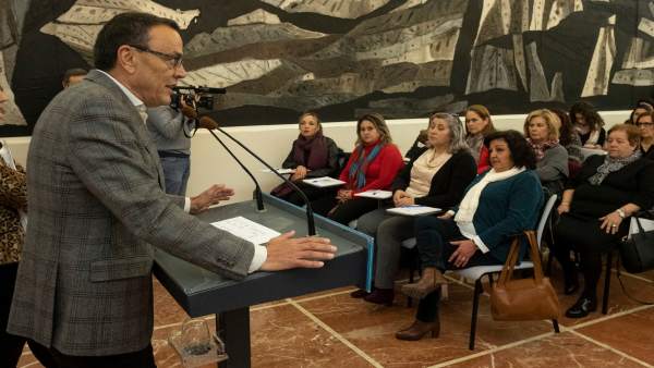 Iganacio Caraballo en un desayuno-coloquio con asociaciones de mujeres Iganacio Caraballo en un desayuno-coloquio con asociaciones de mujeres