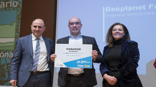 Ayerdi y Díez Fontana con el representante de la empresa premiada. Ayerdi y Díez Fontana con el representante de la empresa premiada.