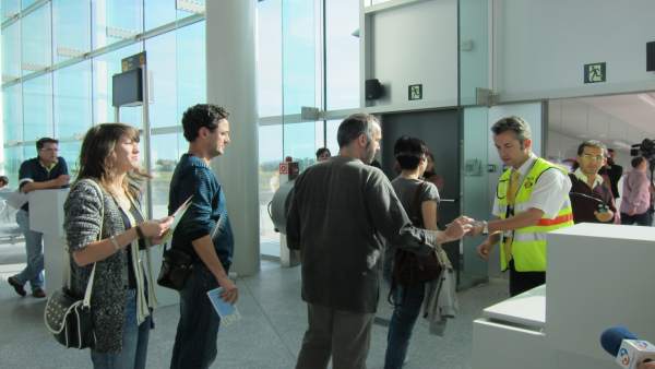 Pasajeros Embarcan En El Aeropuerto De Lavacolla Pasajeros Embarcan En El Aeropuerto De Lavacolla