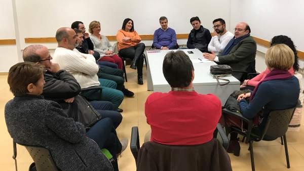 Reunión de Sebastián Pérez (PP) con vecinos y comerciantes de La Chana Reunión de Sebastián Pérez (PP) con vecinos y comerciantes de La Chana